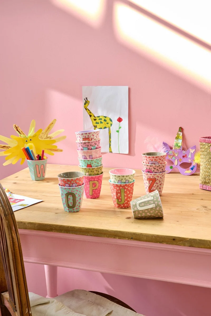 Rice Becher "Flowers" mit Buchstaben und Blumenmuster, medium (250ml)