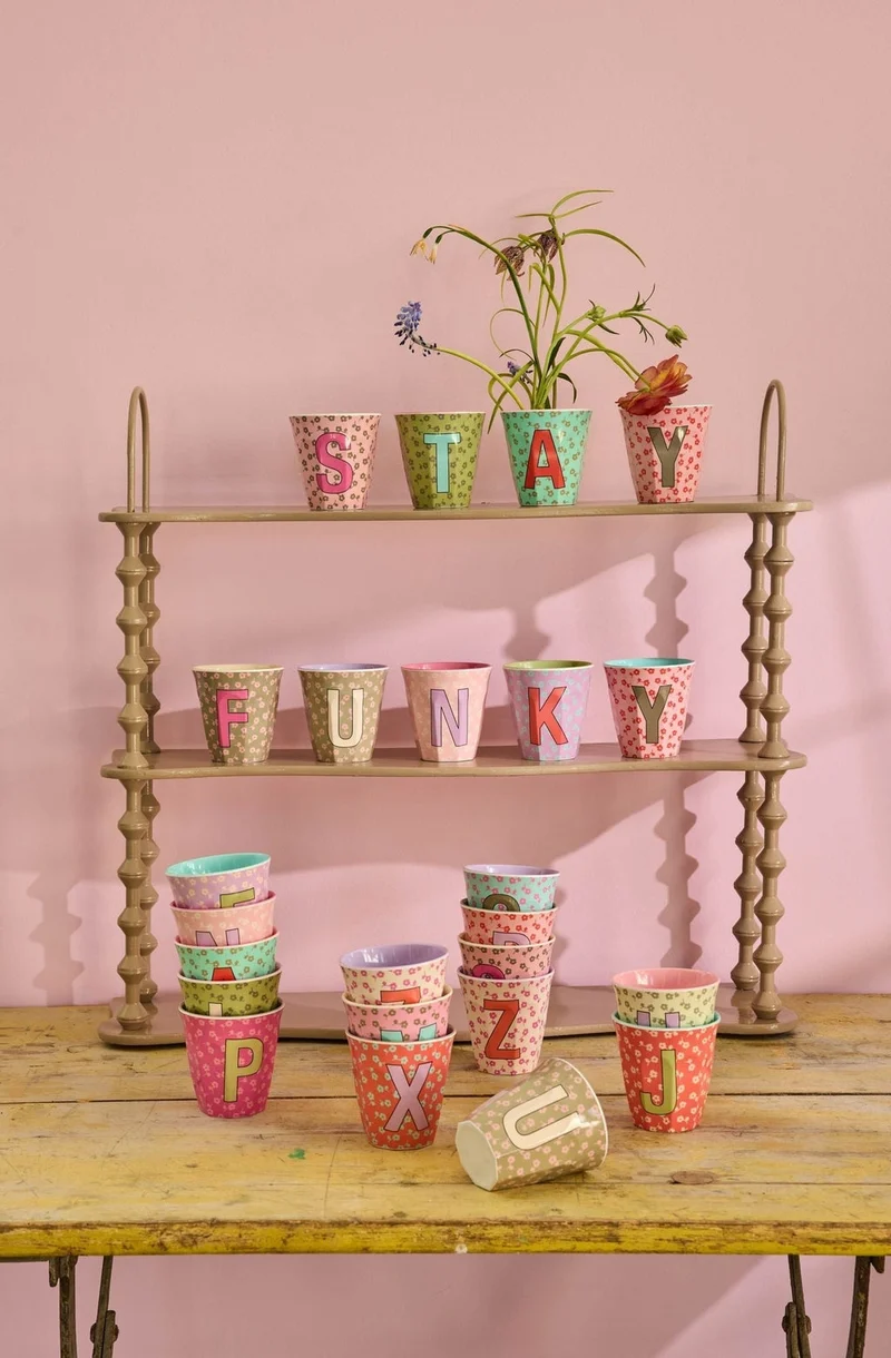 Rice Becher "Flowers" mit Buchstaben und Blumenmuster, medium (250ml)