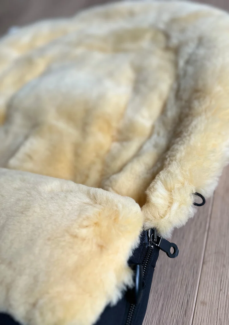 Premium Lammfell-Fußsack für Babywanne & Kinderautositz midnight black