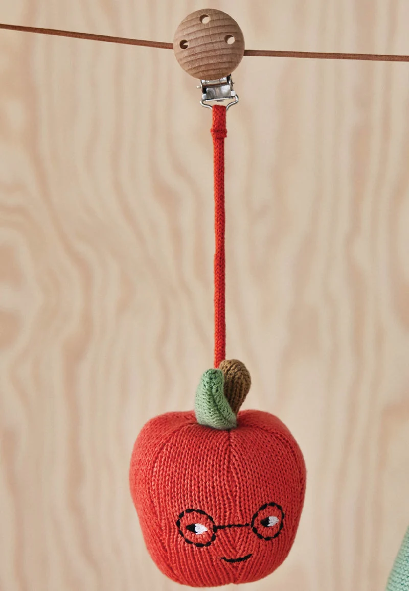 OYOY Yummy Apfel Kinderwagenclip – Pram Toy | OEKO-TEX Baumwolle | Baby Spielzeug | Last Season | Günstiger bei Tildi
