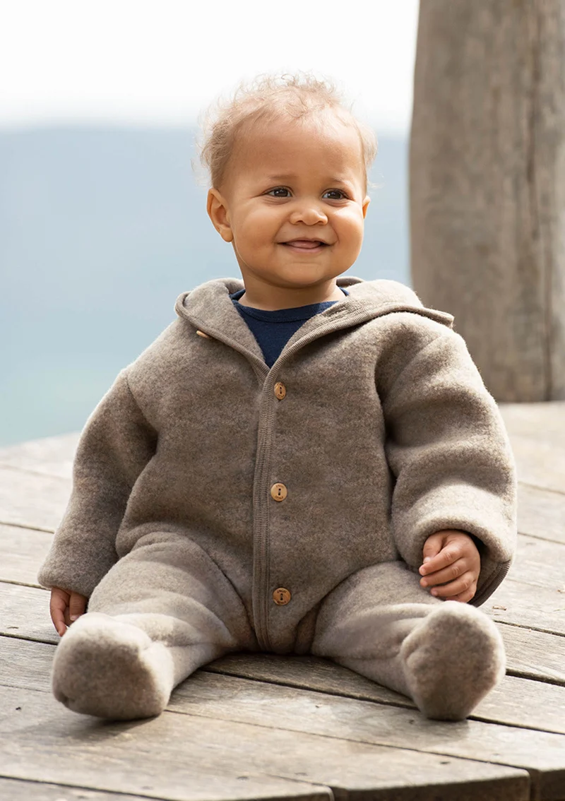 Wollfleece Kapuzenoverall mit Holzknöpfen Walnuss melange