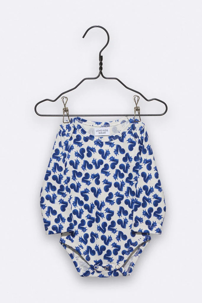 Love Kidswear Luke Body – Eichhörnchen Print Blau | Bio-Baumwolle | GOTS | Last Season | Günstiger bei Tildi