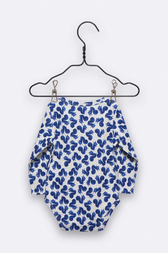 Love Kidswear Luke Body – Eichhörnchen Print Blau | Bio-Baumwolle | GOTS | Last Season | Günstiger bei Tildi