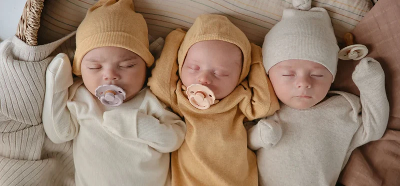 Geknotetes Babykleid roman green