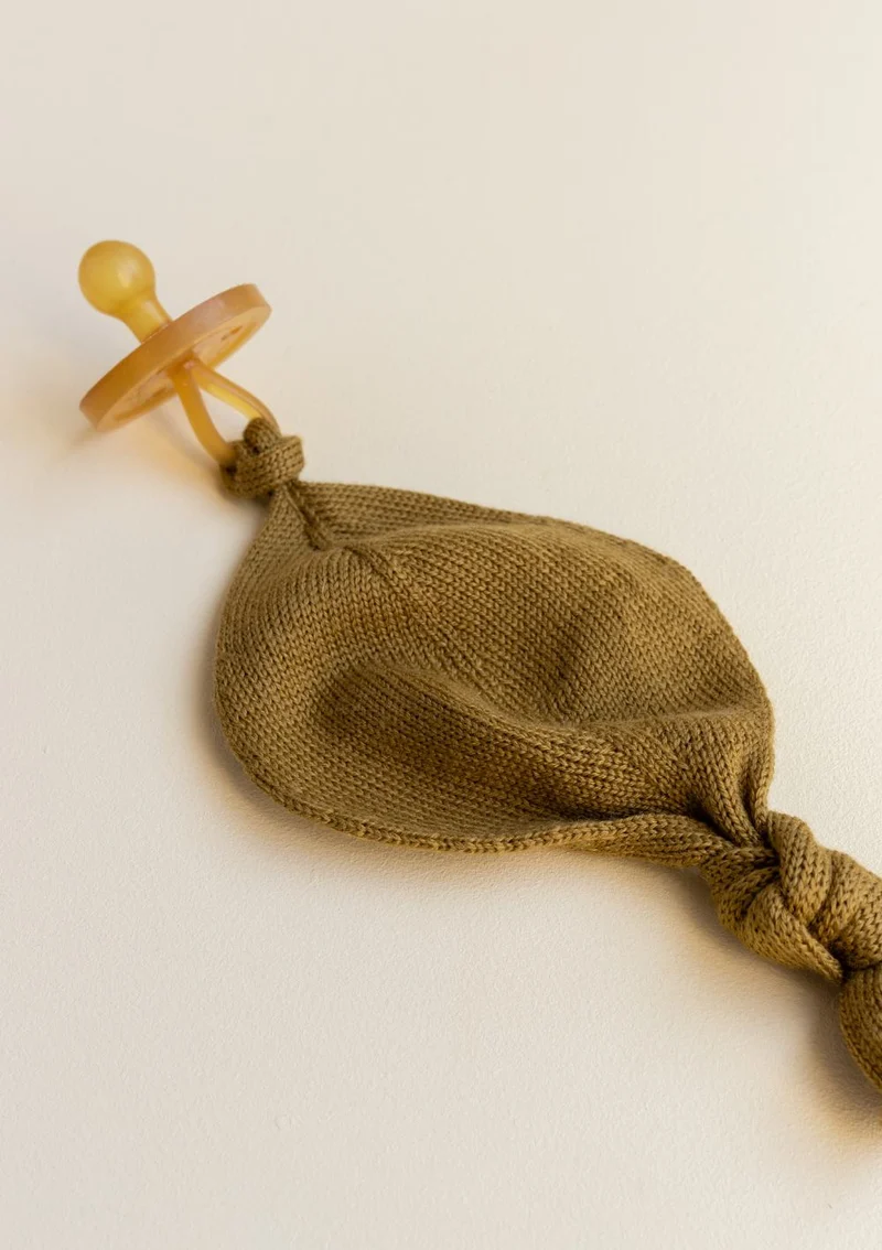 Merino Strick-Schnullertuch 'Titi Comforter' mustard