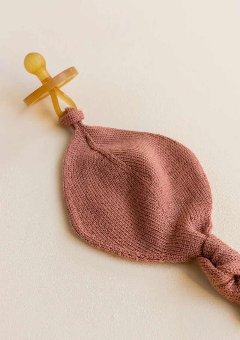 Merino Strick-Schnullertuch 'Titi Comforter' brick