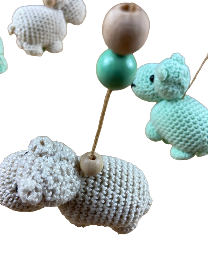 Mobile mit handgestrickten Tieren