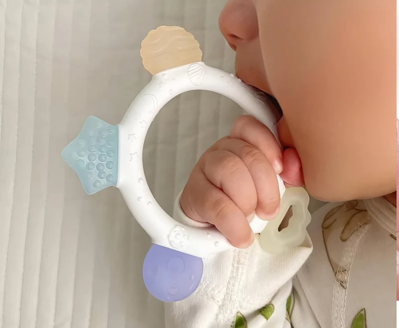 AKOLIK ultra miękki silikonowy gryzak masujący 9,5 cm 3 m+