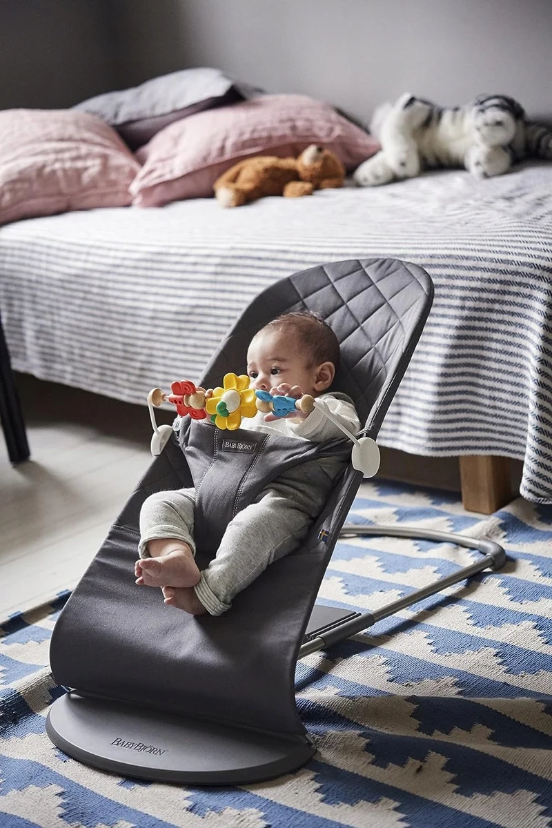 BABYBJORN Flying Friends drewniano-plastikowy pałąk do leżaczka 31 cm