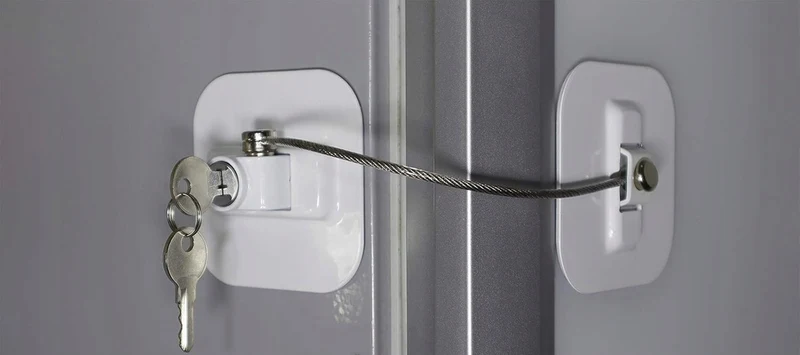 CHILD SAFETY LOCK zabezpieczenie do szafek i szuflad 19 cm + 2 klucze