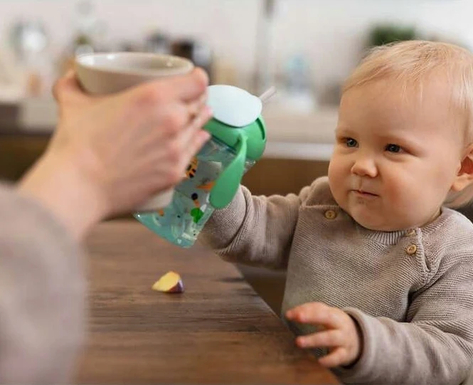 NUK Motion Cup NIEKAPEK z elastyczną słomką 8 m+
