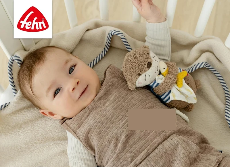 FEHN pluszowa zawieszka z pozytywką WYDRA 17 cm kołysanka Brahms'a