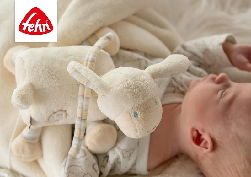 FEHN pluszowa zawieszka z pozytywką OWCA 17 cm kołysanka Brahms'a