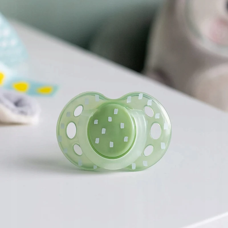 TOMMEE TIPPEE smoczki symetryczne x6 ŚWIECĄ 18-36